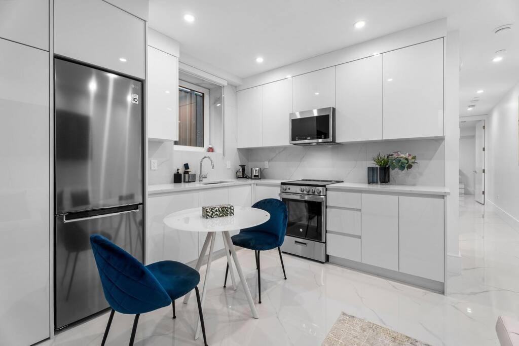 Brand New 2 Bedroom Point Grey Getaway Vancouver Buitenkant foto