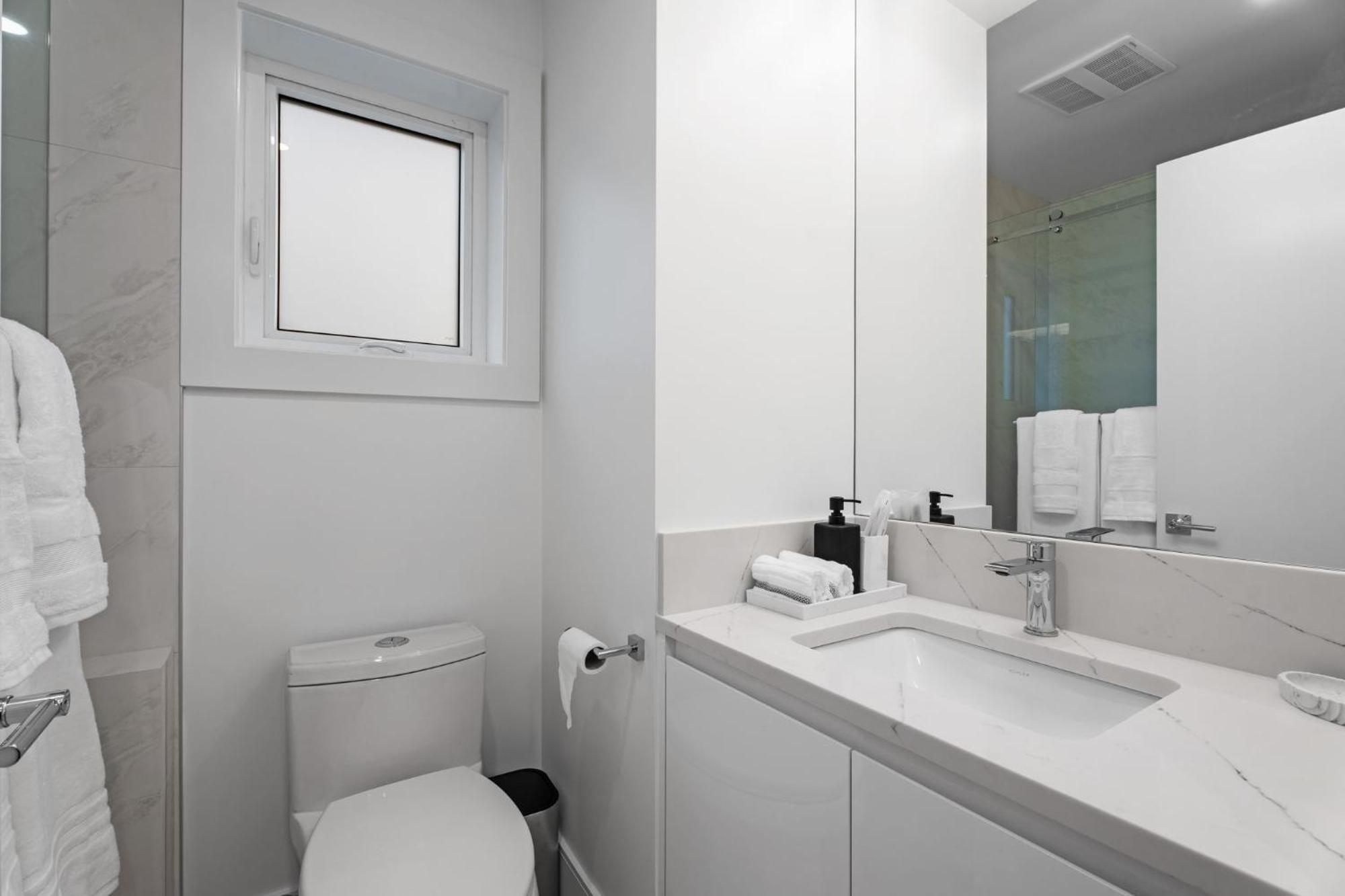 Brand New 2 Bedroom Point Grey Getaway Vancouver Buitenkant foto